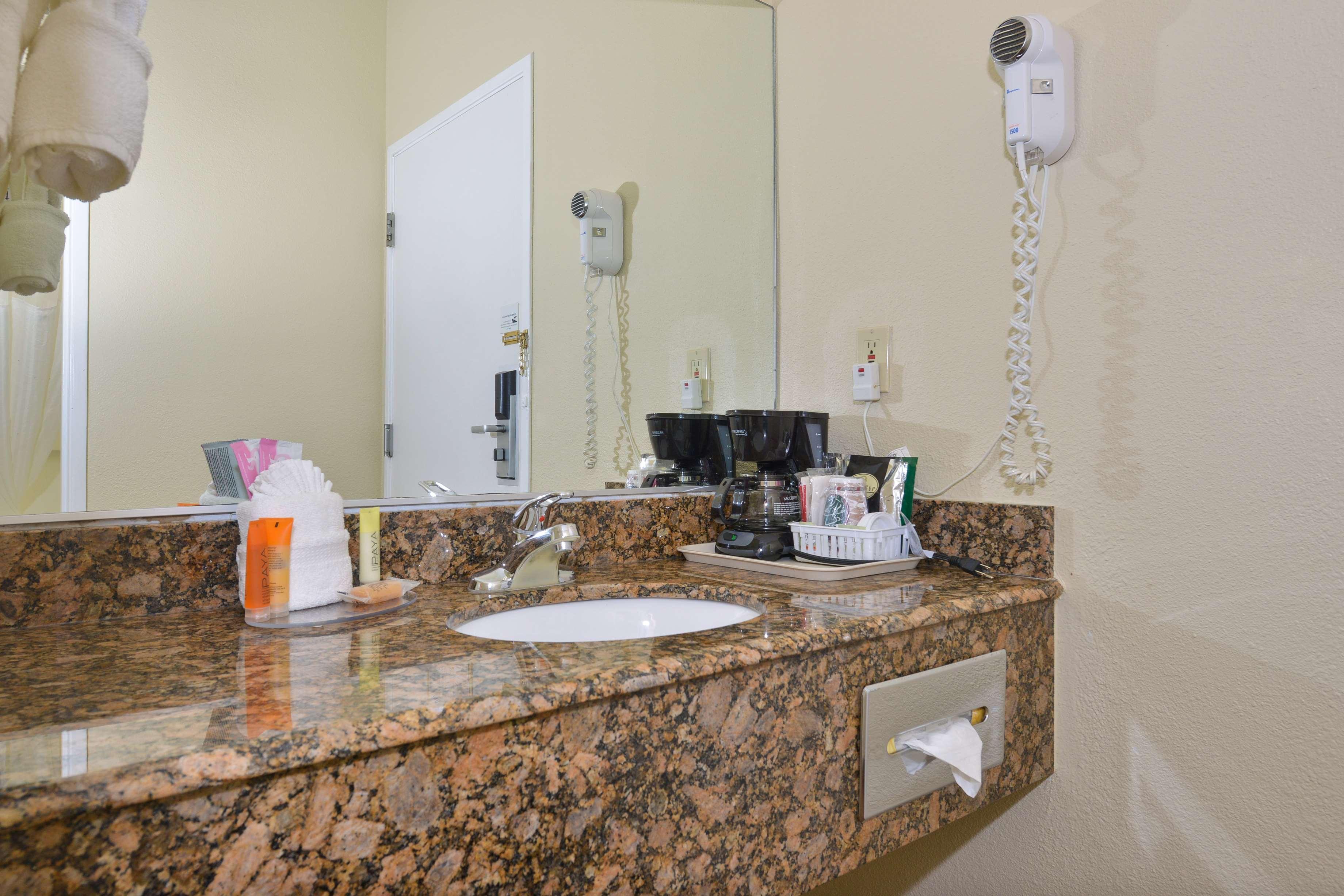 Baymont Inn & Suites By Wyndham هولبروك الغرفة الصورة